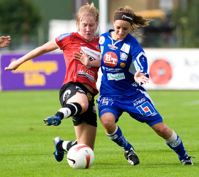 Sofie Persson försöker stoppa Kosovare Asllani
