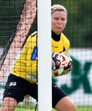 Är bollen inne?, Kristianstads målvakt Maria Edman hamnar
