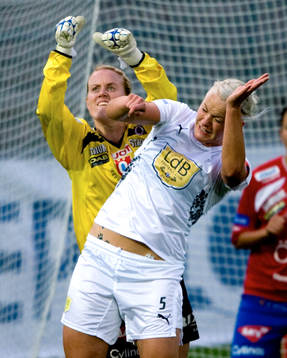 Kristin Hammarström, målvakt, Örebro och Nilla Fischer,