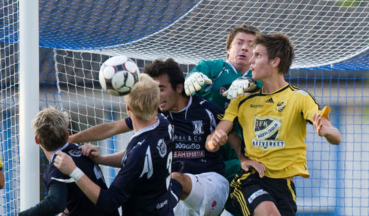 Christian Fegler boxar bort framför Simon Larsson