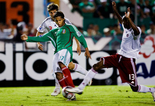Giovani Dos Santos, Mexico, skjuter mot mål