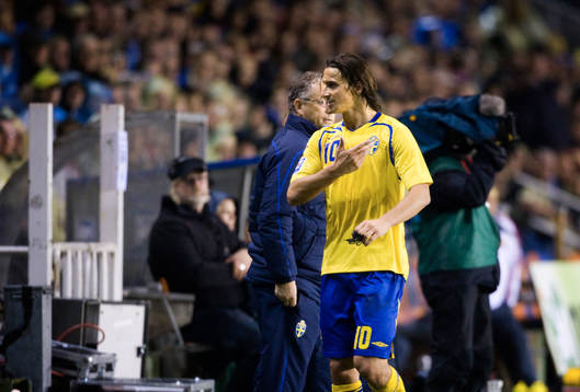Zlatan Ibrahimovic är besviken när han sätter sig på