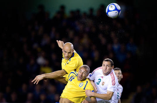 Daniel Majstorvic och Henrik Larsson i nickduell med Vilmos