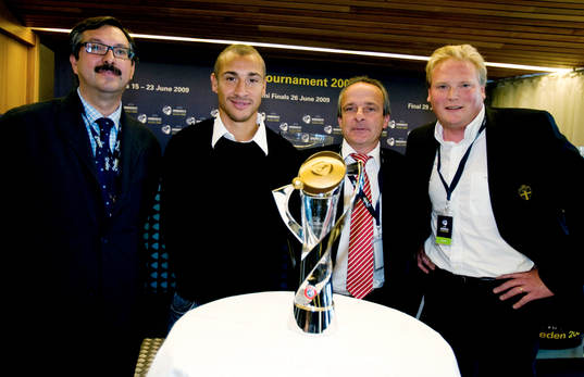 Henrik Larsson och Jörgen Lennartsson med Juan Ramón