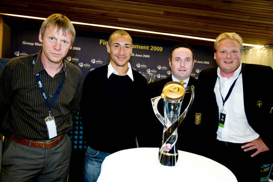 Henrik Larsson och Jörgen Lennartsson med Stuart Pearce,