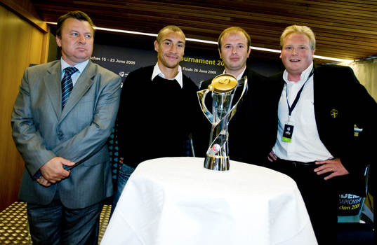 Henrik Larsson och Jörgen Lennartsson med Yuri Kurnenin,