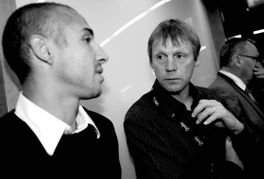 Henrik Larsson med Stuart Pearce, tränare, England