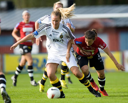 Erla Arnardottir försöker stoppa Emma Lundh, AIK