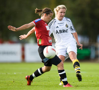 Erla Arnardottir försöker stoppa Louise Fors, AIK