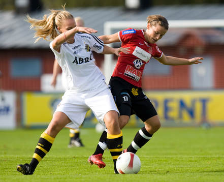 Erla Arnardottir försöker stoppa Emma Lundh, AIK