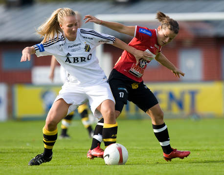 Erla Arnardottir försöker stoppa Emma Lundh, AIK