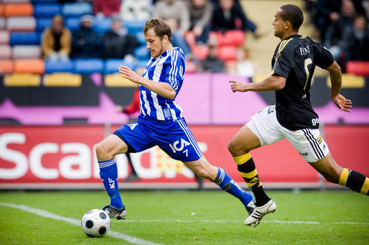 Tobias Hysén, Göteborg, jagas av Walid Atta, AIK