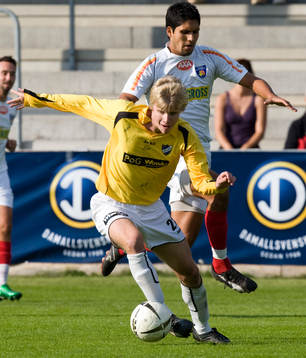Robin Nilsson håller undan för en MABI-spelare