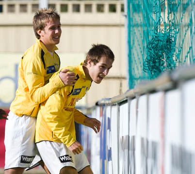 1-0, Matchhjälten Zoran Jovanovic jubel och grattas av