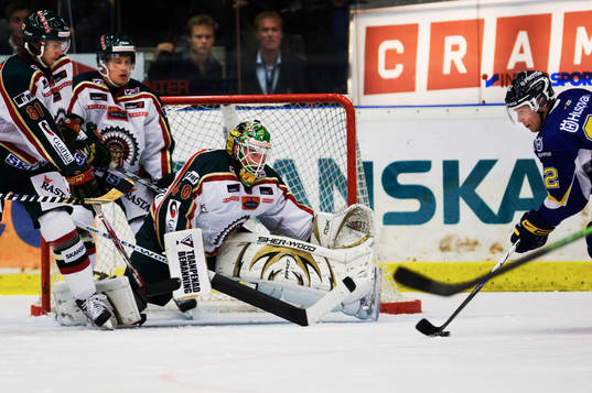 Johan Holmqvist, målvakt räddas av domarens pipa när