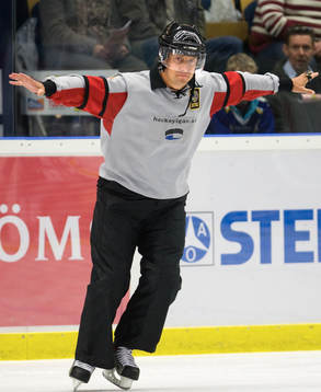 Sören Persson, domare, dömer bort ett mål för HV71