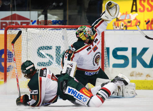 Johan Holmqvist, målvakt, räddar