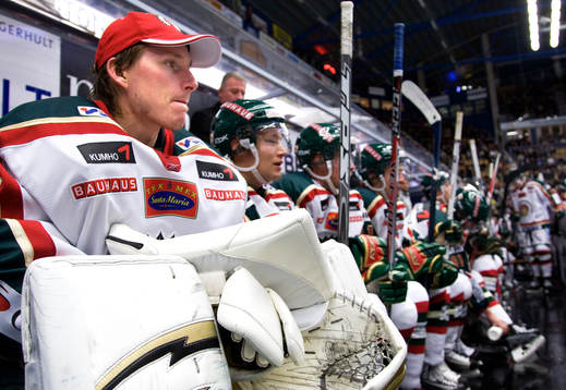 Johan Holmqvist, målvakt, på bänken