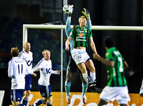 Björn Andersson, GAIS, är uppe och nickar vilket leder