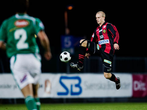 Pär Asp, Brommapojkarna, tar ner bollen