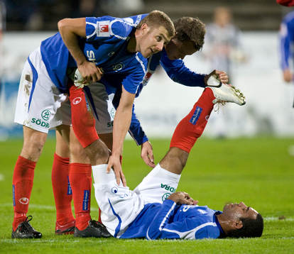 Bruno Manoel Marinho får hjälp av sina lagkamrater.