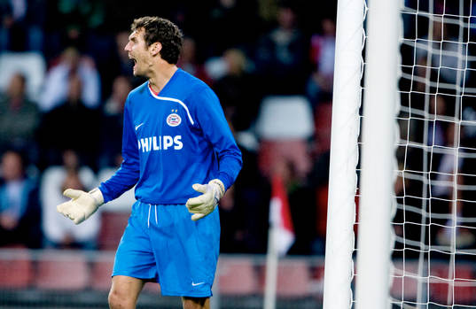 En frustrerad Andreas Isaksson, målvakt, PSV