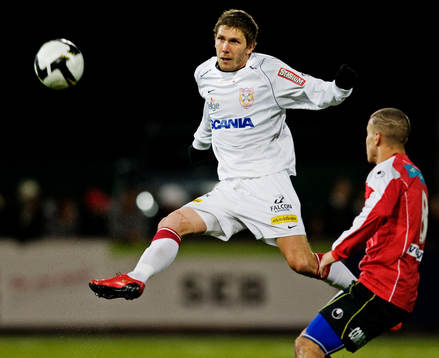 Martin Dohlsten, Örgryte, rensar undan bollen