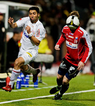 Stefan Batan, Assyriska, tar sig förbi Robin Jonsson,