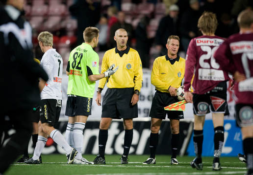 John Alvbåge, målvakt Örebro, diskuterar med domaren