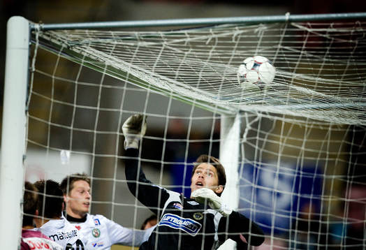 Nära igen, Mattias Hugosson, målvakt, Gefle, hade stolpar