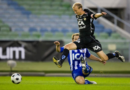 Tobias Hysén försöker stoppa Andreas Johansson