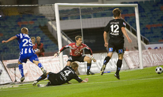 1-0, Robin Söder passar inåt från kortlinjen till Tobias
