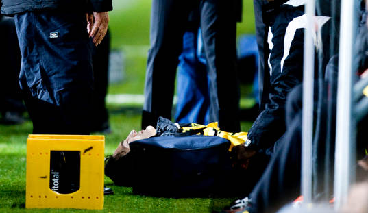 Stefan Ishizaki, Elfsborg, skadad, bärs ut på bår. Sakda