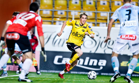Lasse Nilsson, Elfsborg, skojar med försvaret i Malmö FF