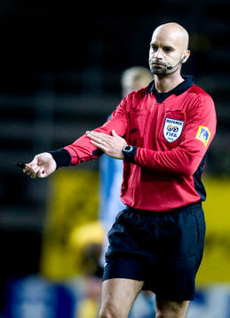 Stefan Johannesson, domare, gör tecknet för hands