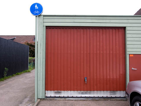 Garageporten, som numera är reparerad