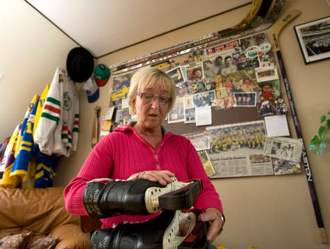 Ingrid Jönsson i det lilla "museum" hon skapat av minnen