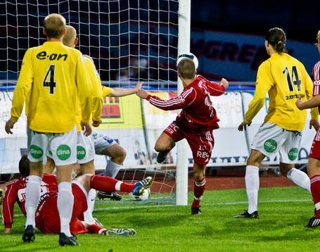 Johan Bertilsson klackar in 1-0 till Degerfors