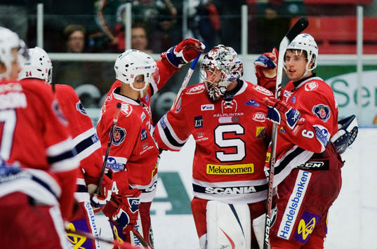 Björn Bjurling, målvakt, Södertälje, gratuleras