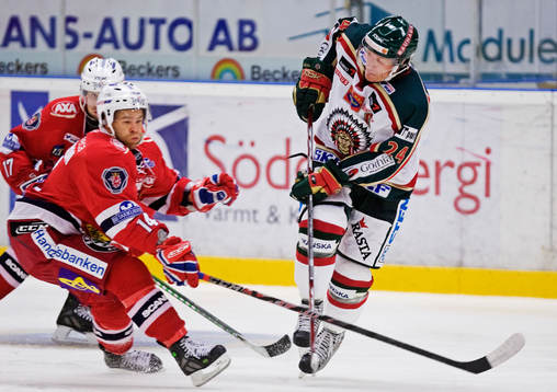Robert Carlsson, Södertälje, försöker stoppa Niklas