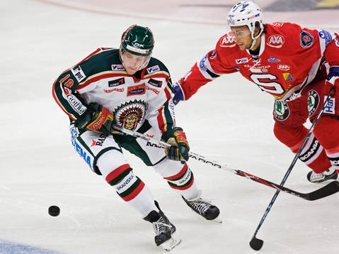 Joakim Andersson, Frölunda, jagas av Dragan Umicevic,