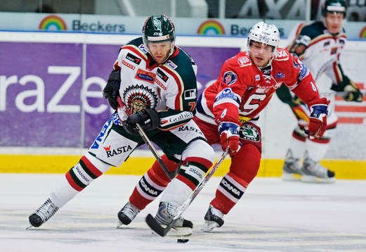 André Benoit, Södertälje, försöker ta pucken av Tomi