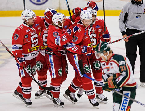 Petri Pakaslahti, Södertälje, gratuleras till sitt