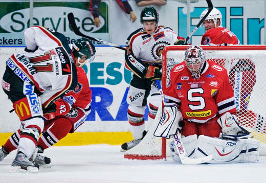 Magnus Kahnberg, Frölunda, skjuter ett skott mot Björn