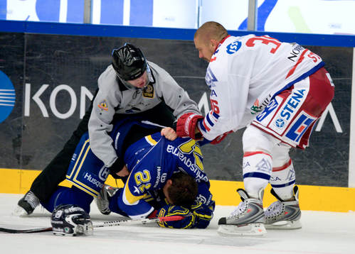 Pär Styf, Timrå och Pasi Puistola, HV71 i slagsmål. Bråk