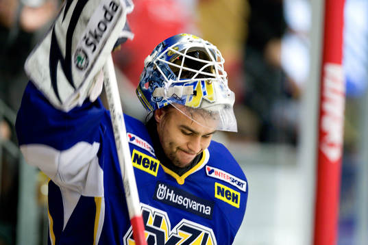 Stefan Liv, Målvakt, knäcker sin klubba i ilska