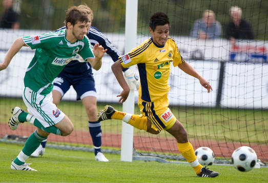 Ängelholms Antonio Rojas springer från Väsby-försvararen