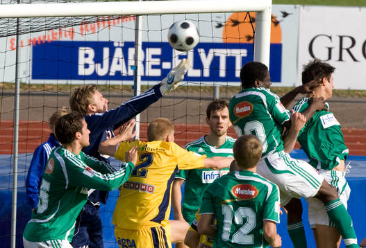 Hörnkalabalik framför Väsby-målet. Niklas Wästberg