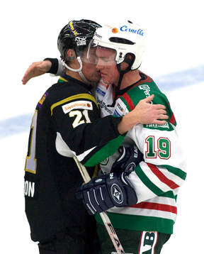 Jörgen och Kenny Jönsson tackar varandra