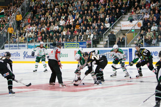 Första nedsläpp i nya arenan
